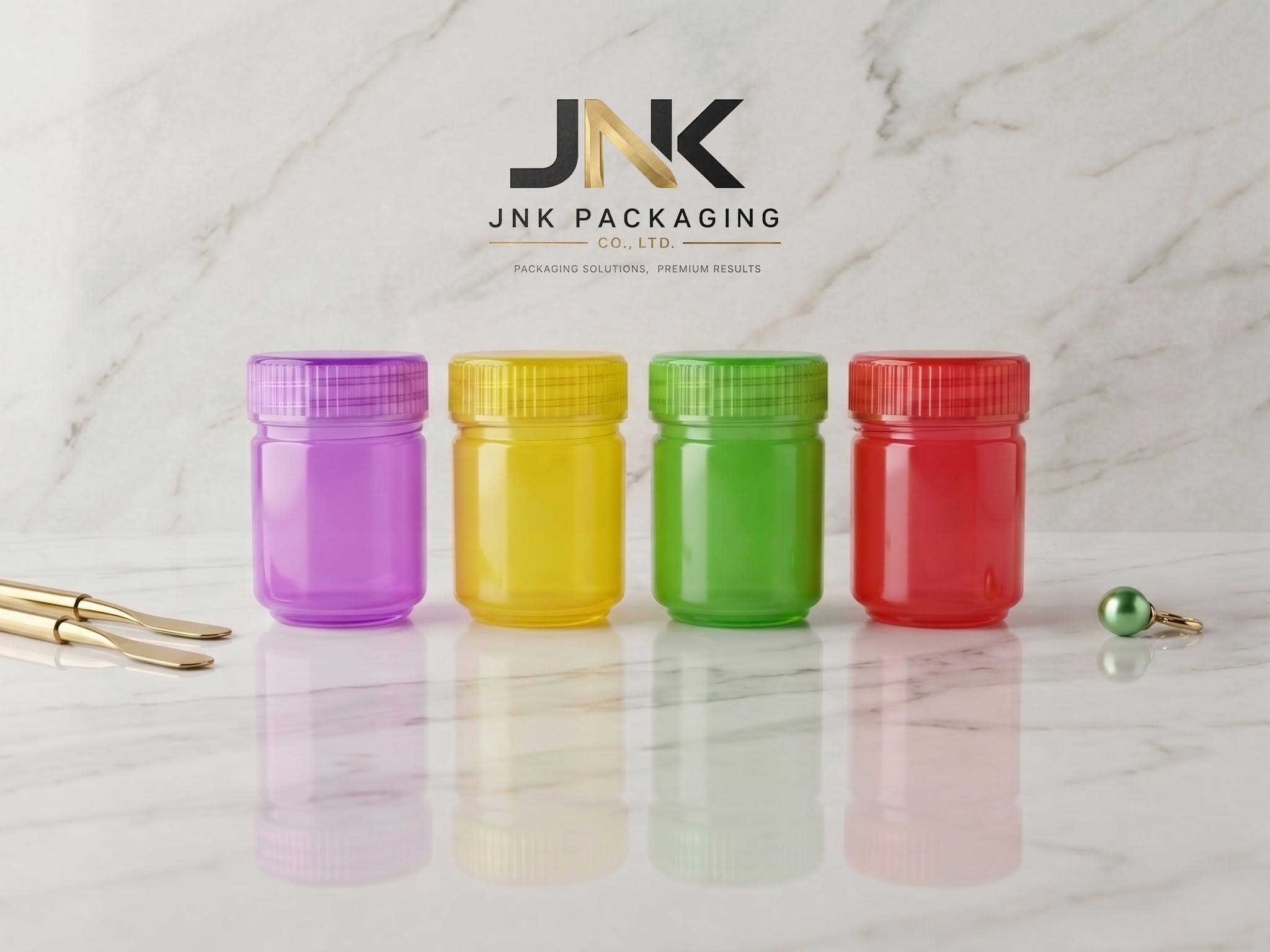 ตัวอย่างกระปุกสีโปร่งหลายสีในโชว์รูม JNK Packaging