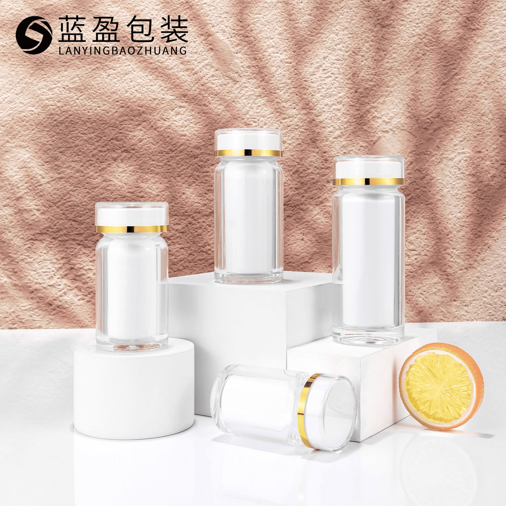 ขวดเวชภัณฑ์ใสฝาขาวพร้อมแถบสีทองบนฉากหินโทนอุ่น